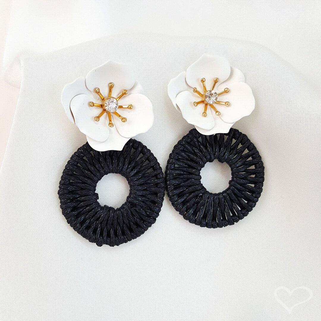 BRINCO DE FLOR AZALÉIA BRANCO E PRETO Preto 3