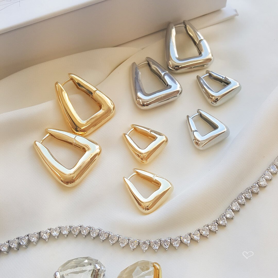 BRINCO ARGOLA TRIANGULAR EMILY P FOLHEADO A OURO 18K Dourado 2