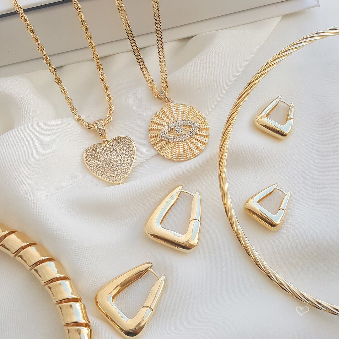 BRINCO ARGOLA TRIANGULAR EMILY P FOLHEADO A OURO 18K Dourado 3