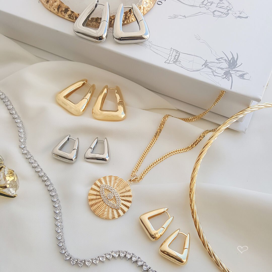 BRINCO ARGOLA TRIANGULAR EMILY P FOLHEADO A OURO 18K Dourado 4