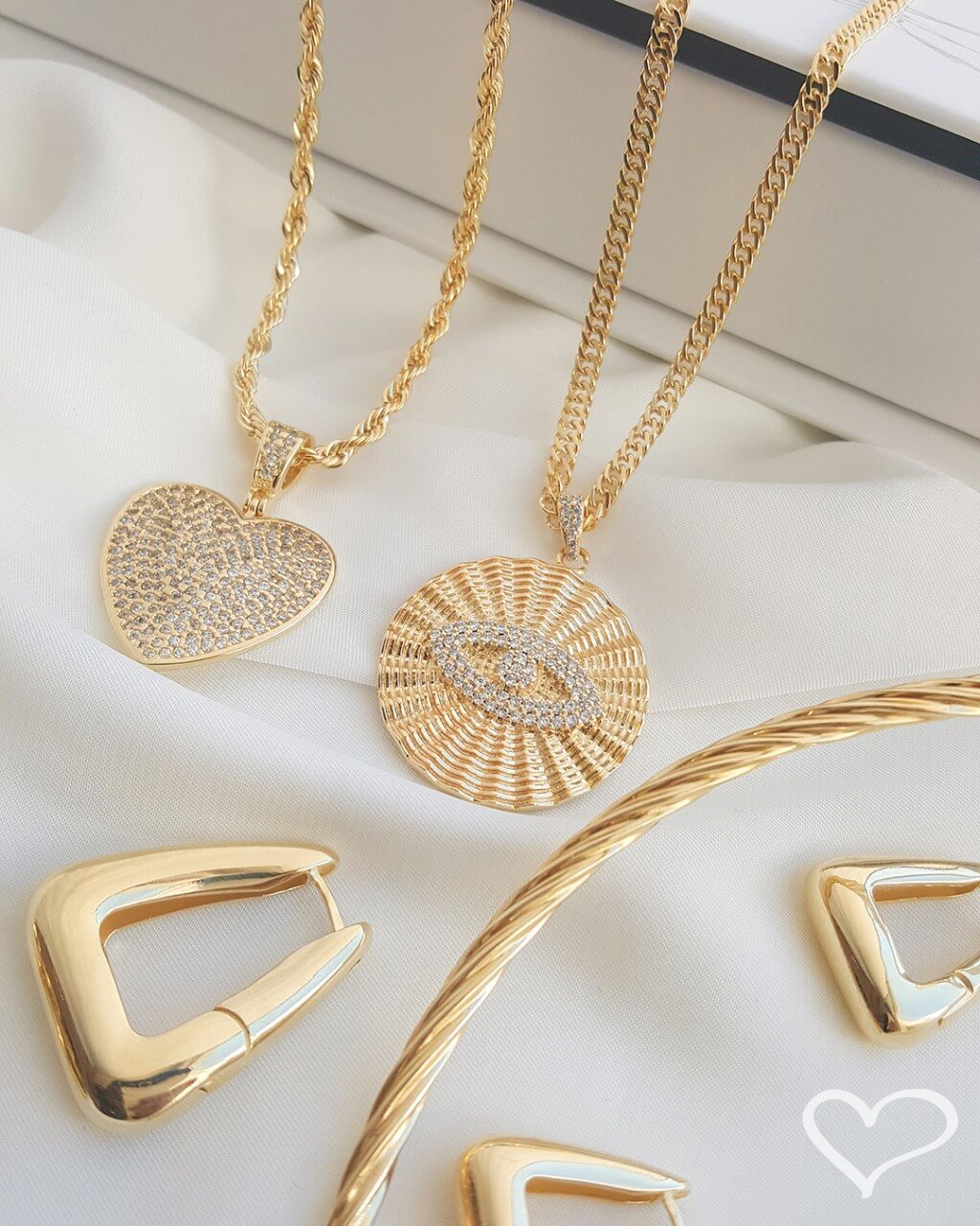 BRINCO ARGOLA TRIANGULAR EMILY G FOLHEADO A OURO 18K Dourado 2