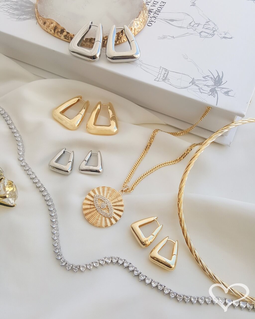 BRINCO ARGOLA TRIANGULAR EMILY G FOLHEADO A OURO 18K Dourado 3