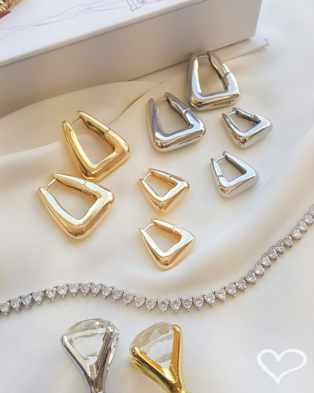 BRINCO ARGOLA TRIANGULAR EMILY G FOLHEADO A OURO 18K Dourado 4