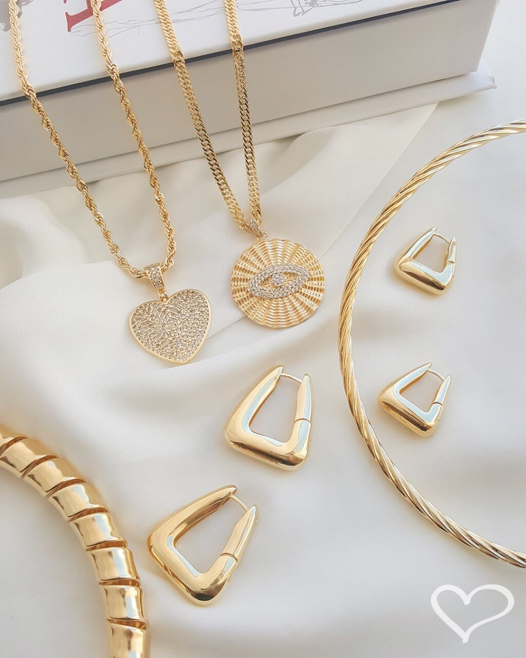 BRINCO ARGOLA TRIANGULAR EMILY G FOLHEADO A OURO 18K Dourado 5