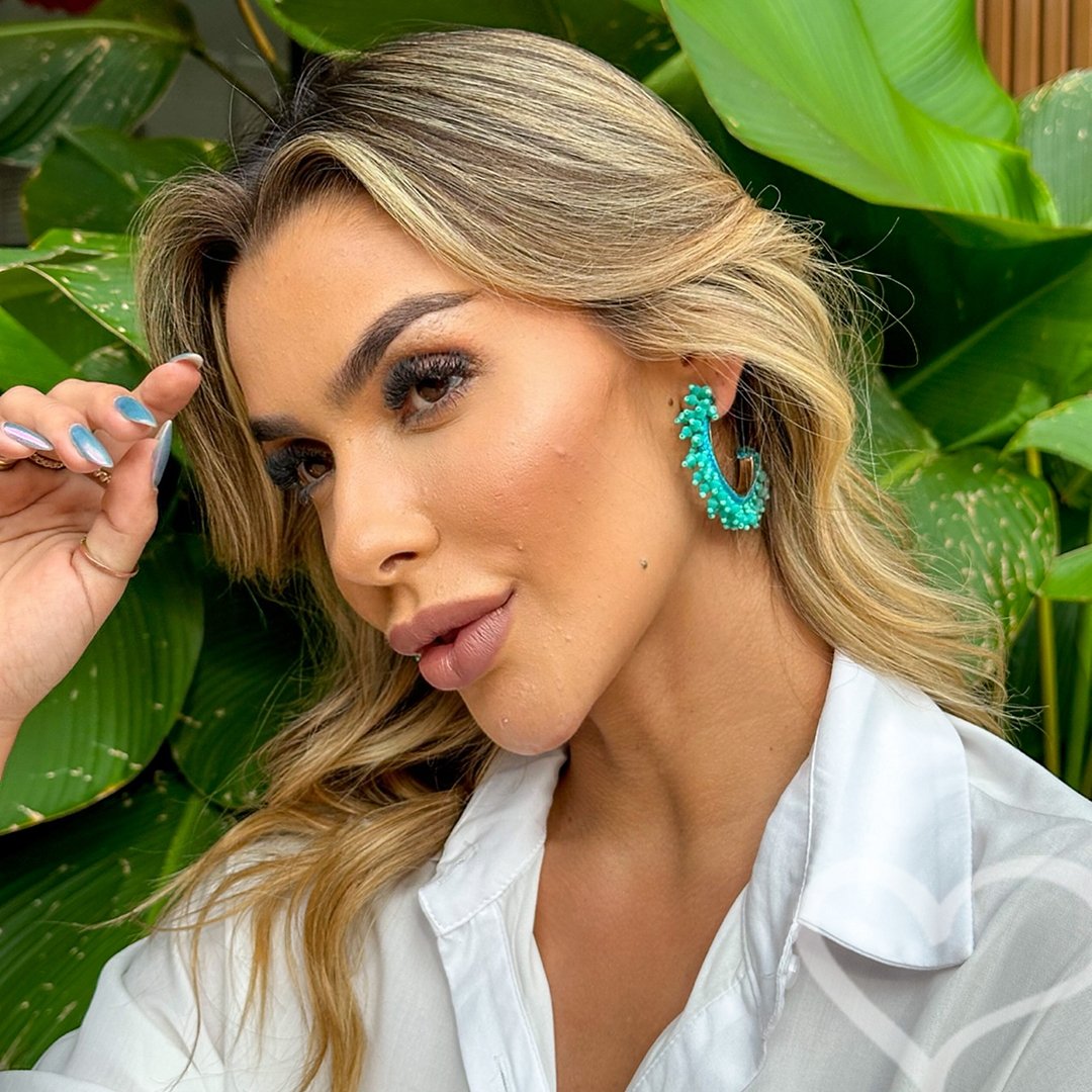 BRINCO DE ARGOLA DEMY CRISTAIS E MIÇANGAS VERDE Dourado 2