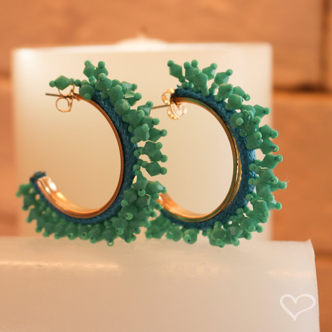 BRINCO DE ARGOLA DEMY CRISTAIS E MIÇANGAS VERDE Dourado 4