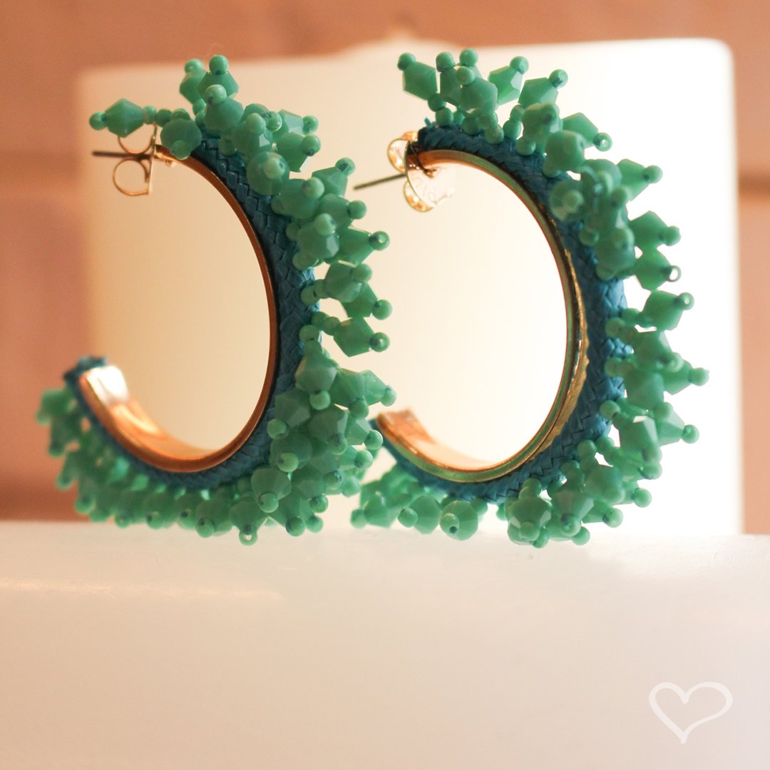 BRINCO DE ARGOLA DEMY CRISTAIS E MIÇANGAS VERDE Dourado 5