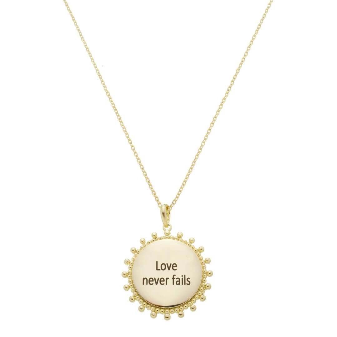 COLAR SANDY MEDALHA LOVE NEVER FAILS FOLHEADO A OURO 18K