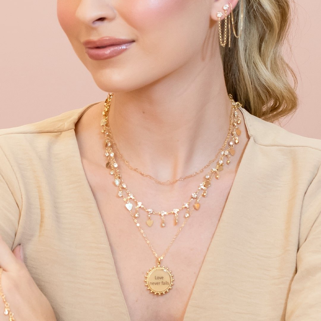 COLAR SANDY MEDALHA LOVE NEVER FAILS FOLHEADO A OURO 18K Dourado 2