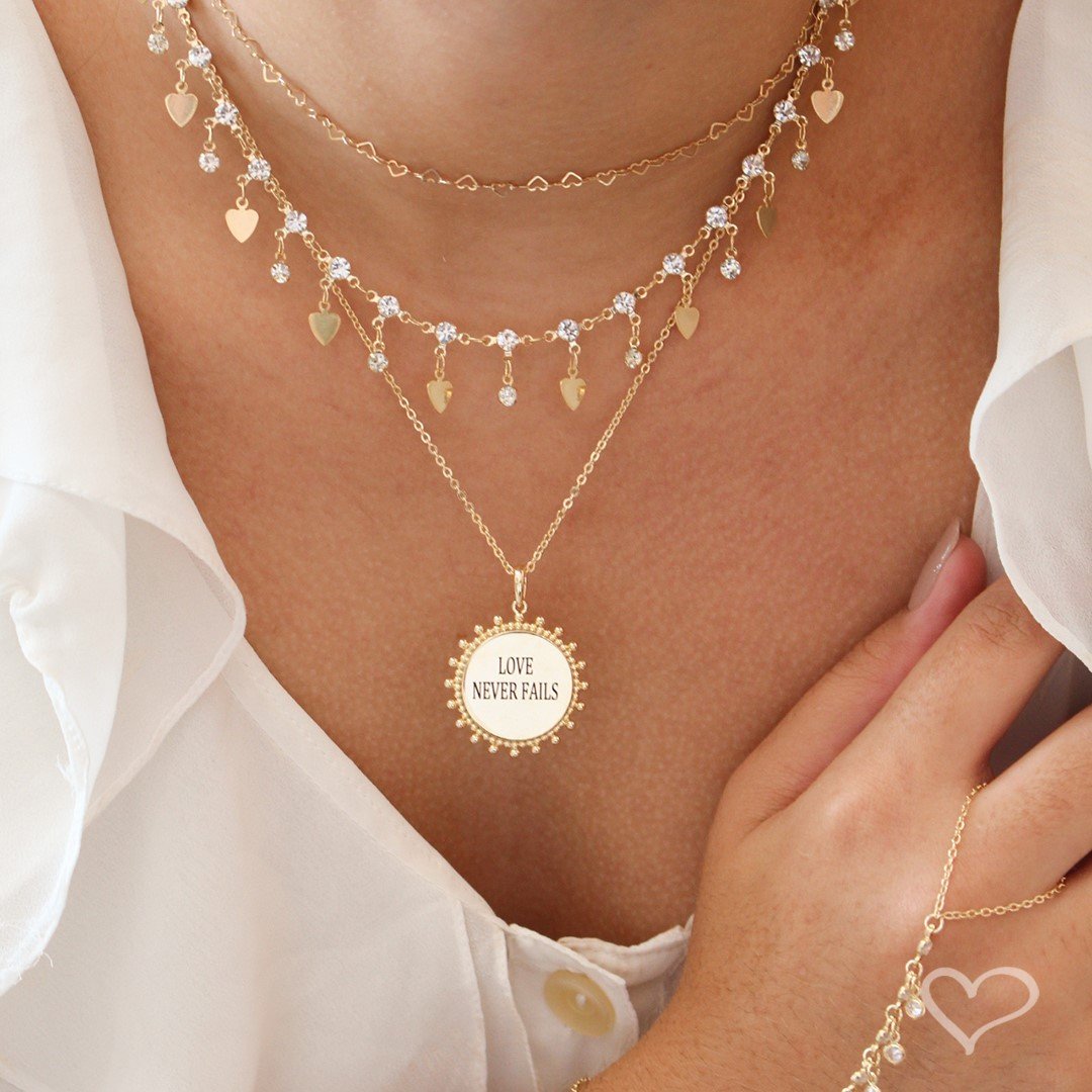 COLAR SANDY MEDALHA LOVE NEVER FAILS FOLHEADO A OURO 18K Dourado 4