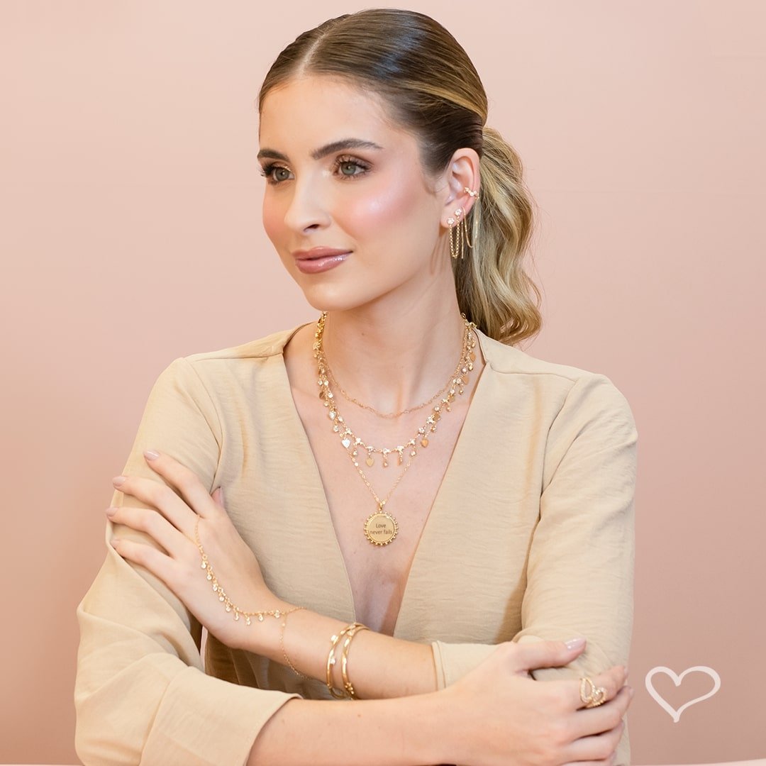 COLAR SANDY MEDALHA LOVE NEVER FAILS FOLHEADO A OURO 18K Dourado 5