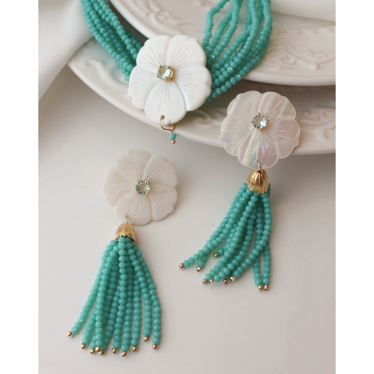 GARGANTILHA JAQUE FLOR MADREPÉROLA ZIRCÔNIA CRISTAIS TURQUESA FOLHEADA A OURO 18K Dourado/Azul 4