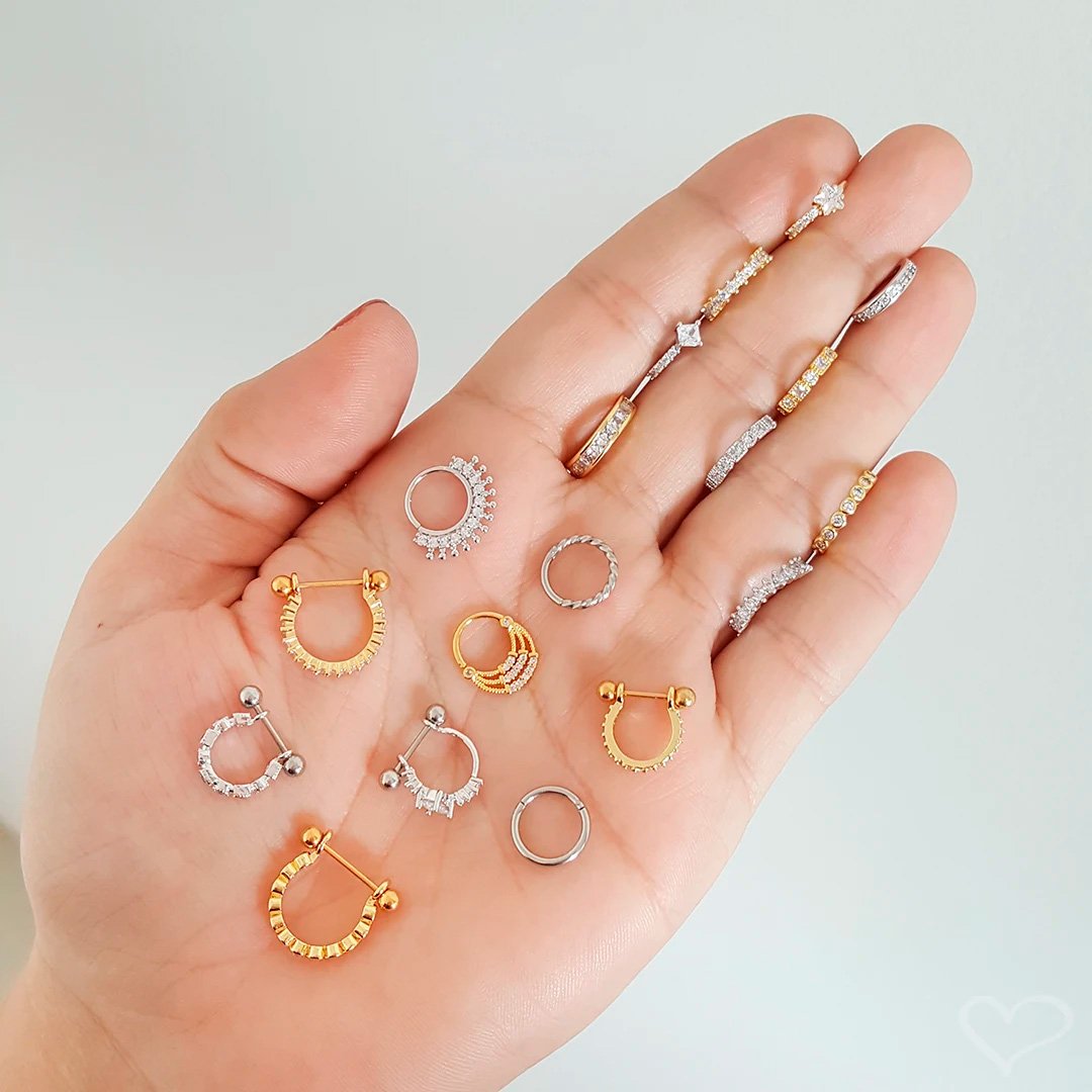 PIERCING DE FURO PIUKA ARGOLA TORÇÃO 8MM DAISY ZIRCÔNIAS DOURADO Dourado 2