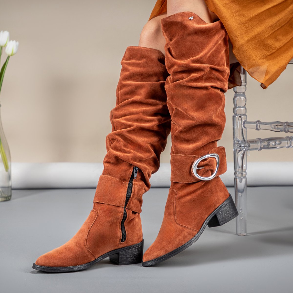 Bota Montaria Feminina GuGi Em Camurca Enrugada Cano Alto Com Ziper E Fivela 220-GG Caramelo 5