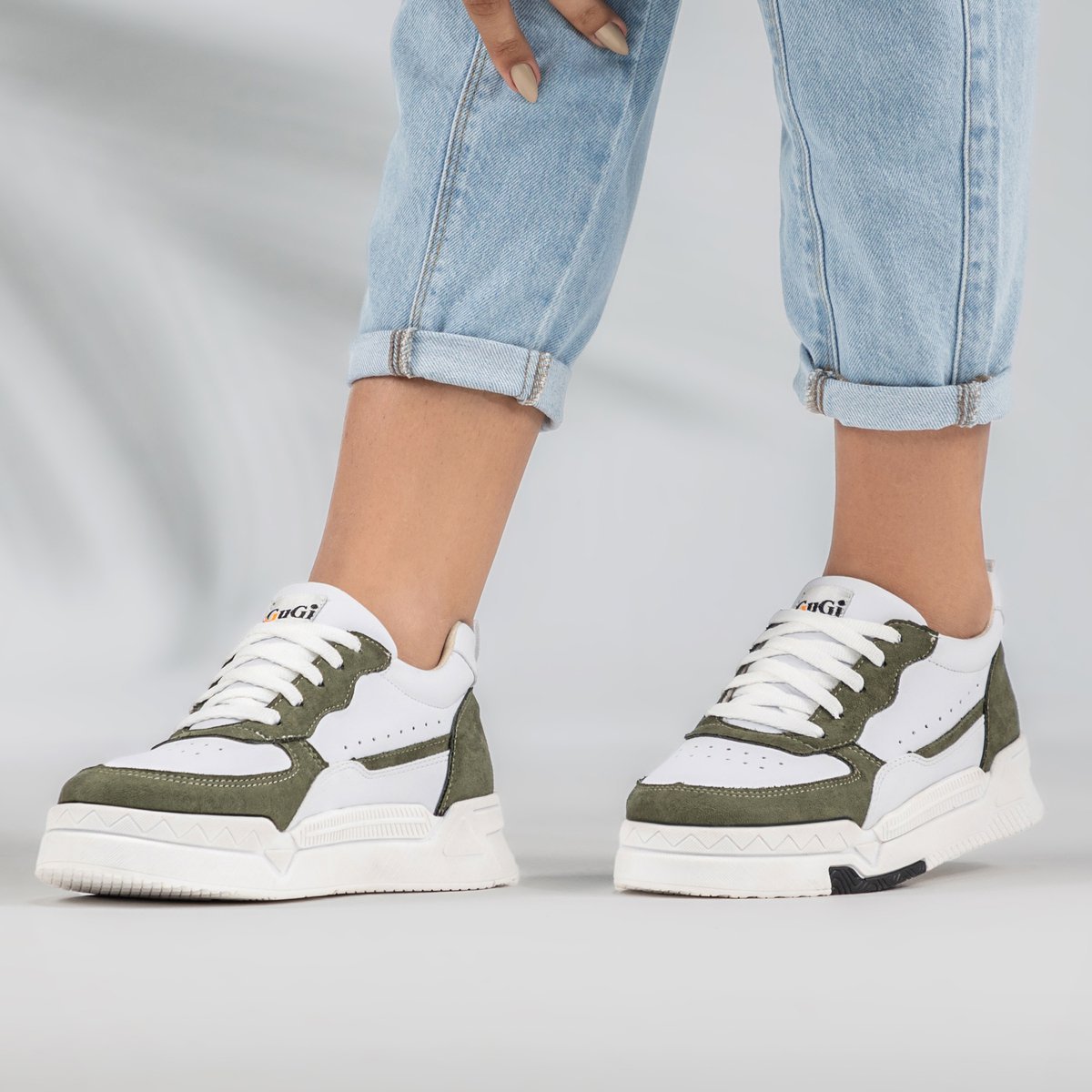 Tenis Feminino Jade Casual GuGi 623-GG Branco Com Detalhes Em Camurca Solado Antiderrapante Verde 2