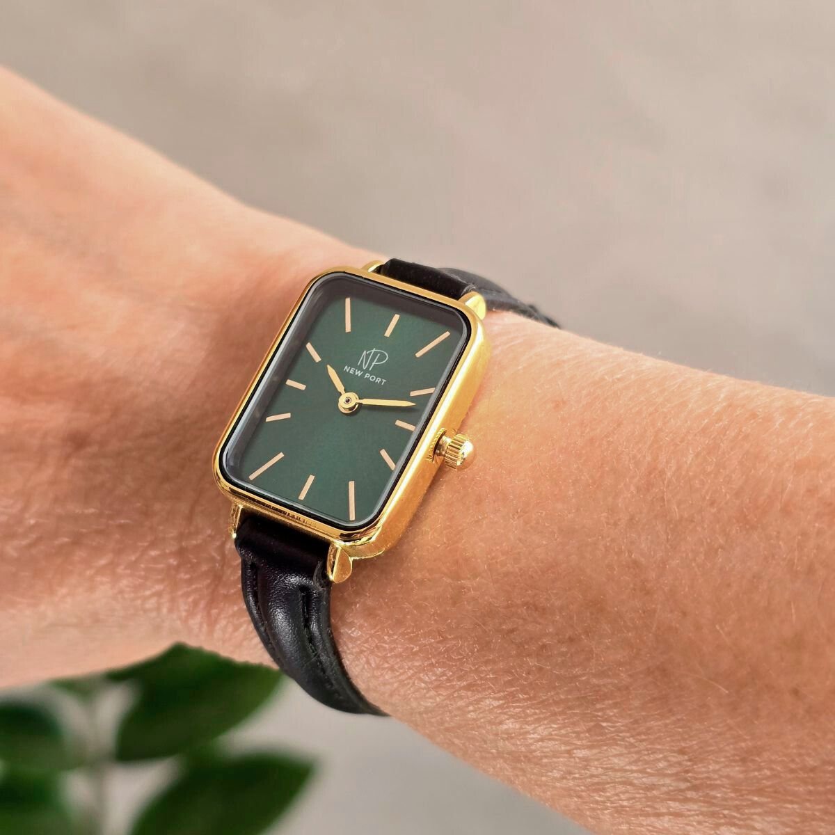 Relogio Feminino New Port Quadrado Com Pulseira Em Couro Fundo Verde Elegante Preto 2