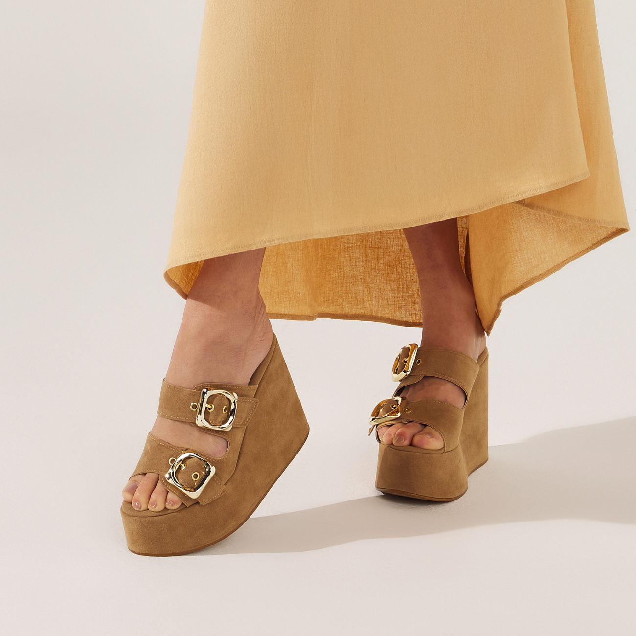 Tamanco Plataforma Cinthia em Camurça Bege 2