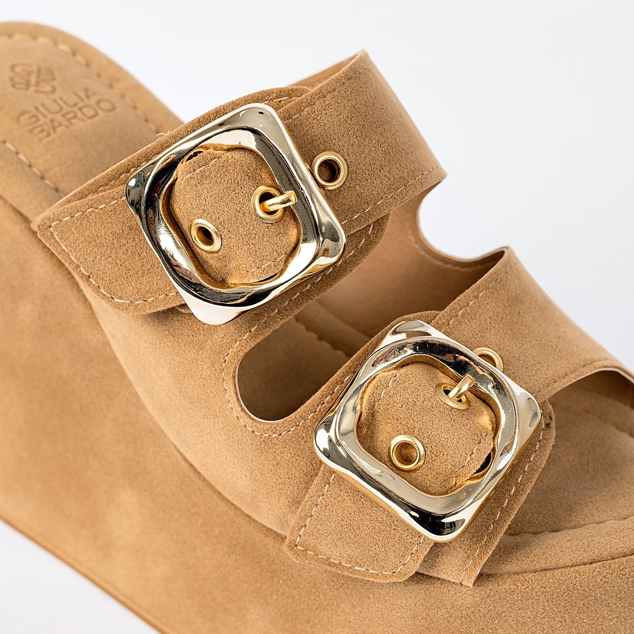 Tamanco Plataforma Cinthia em Camurça Bege 7