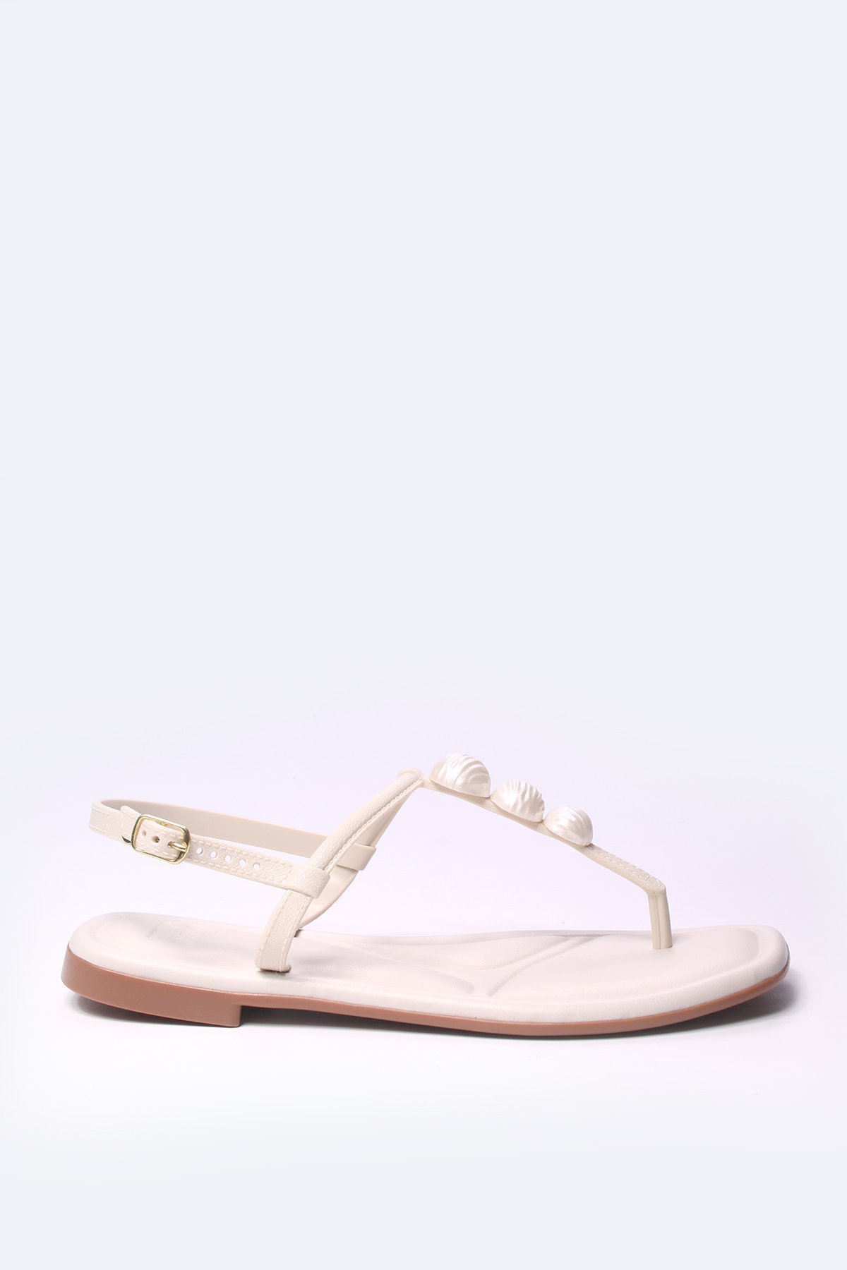 Sandália rasteira com enfeite de pérola