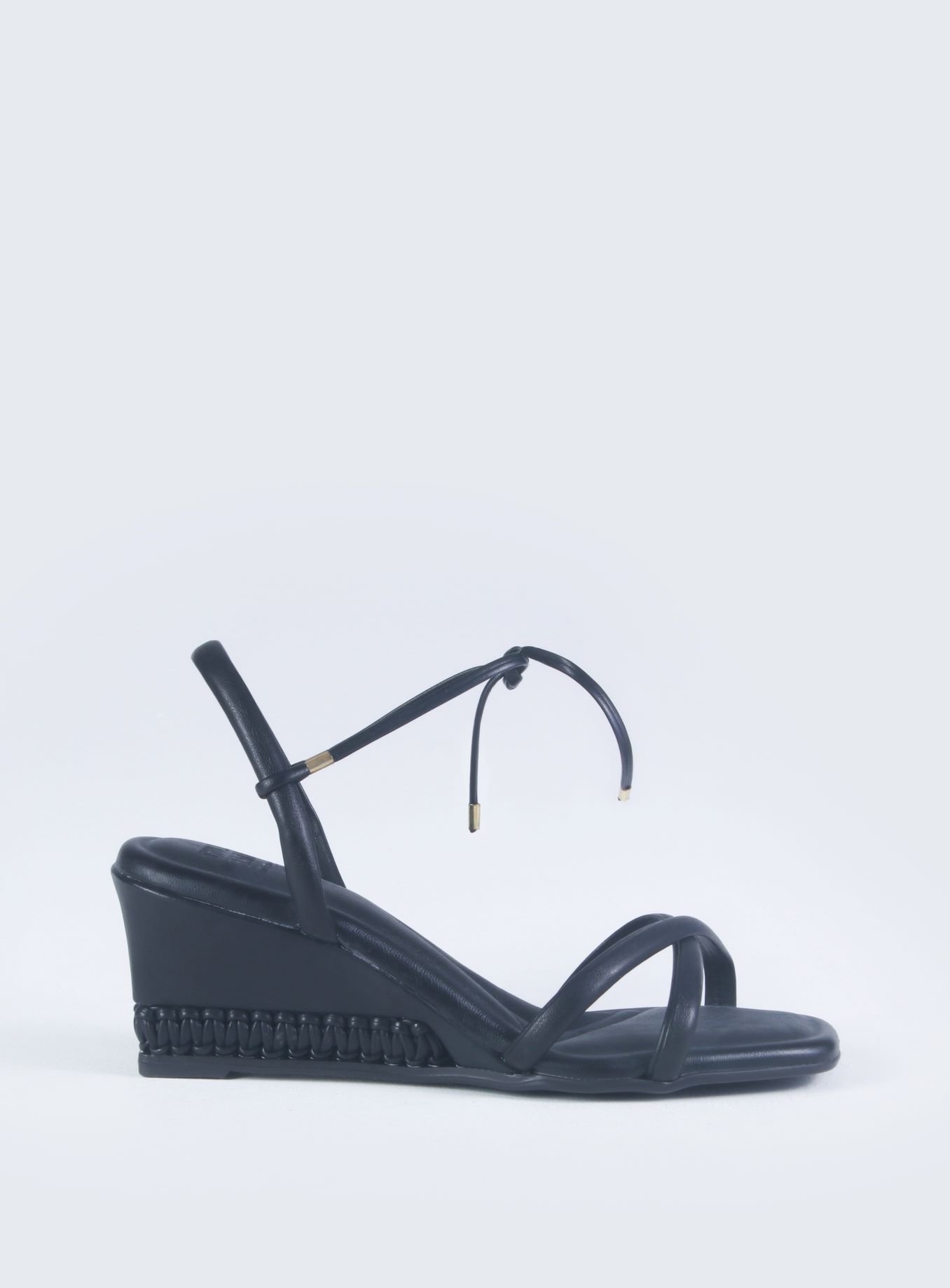 Sandália de salto com amarração