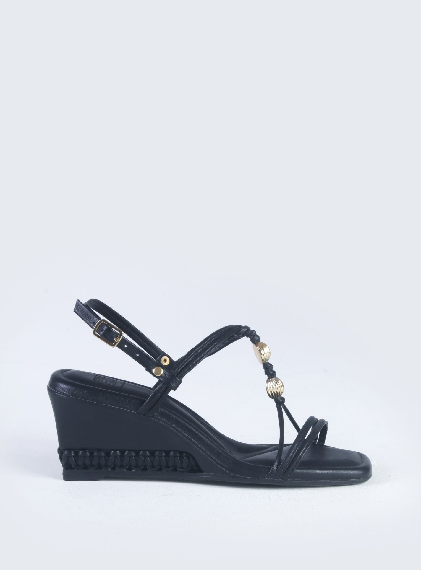 Sandália de salto com esferas