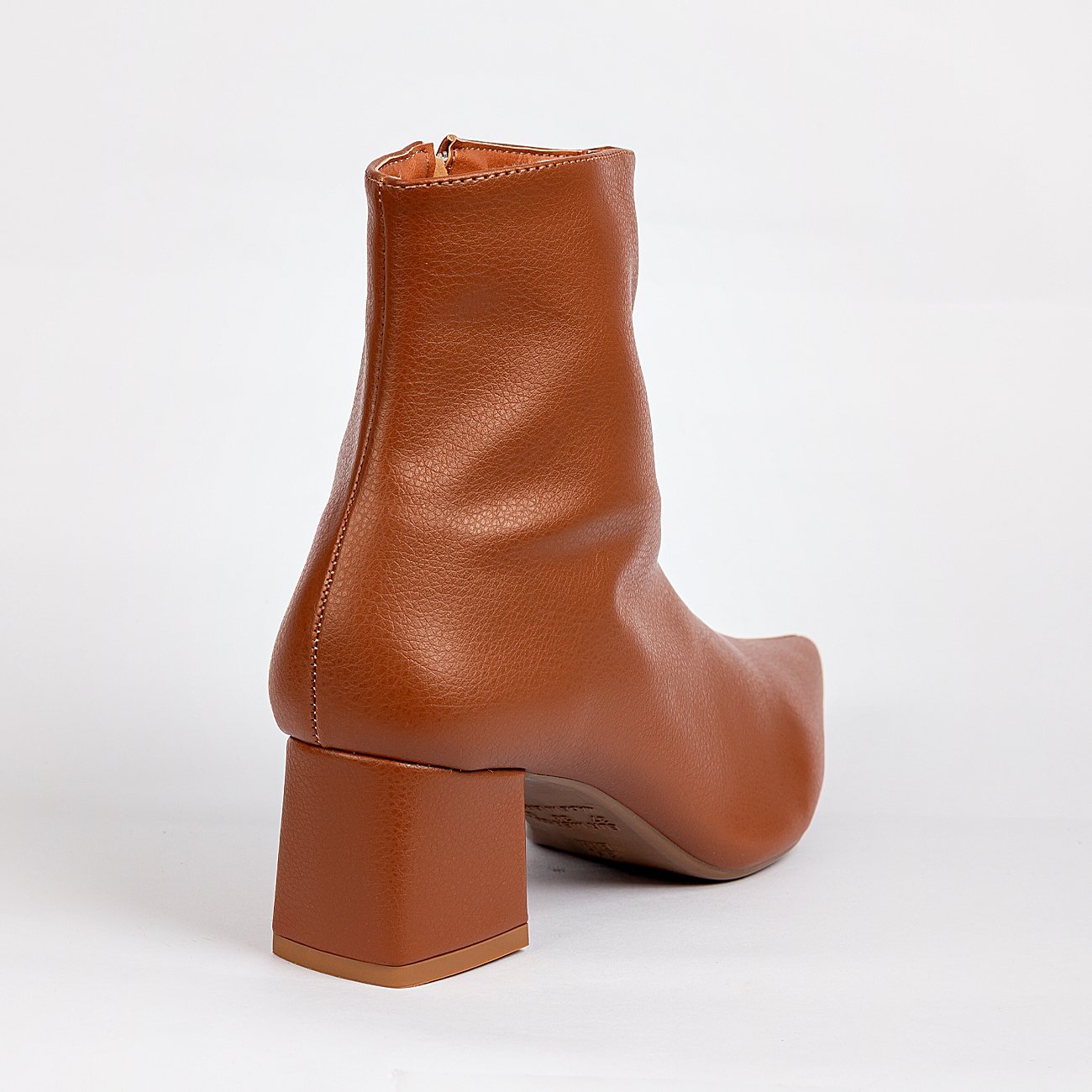 Bota Cibele Bico Fino Cano Baixo Marrom 2