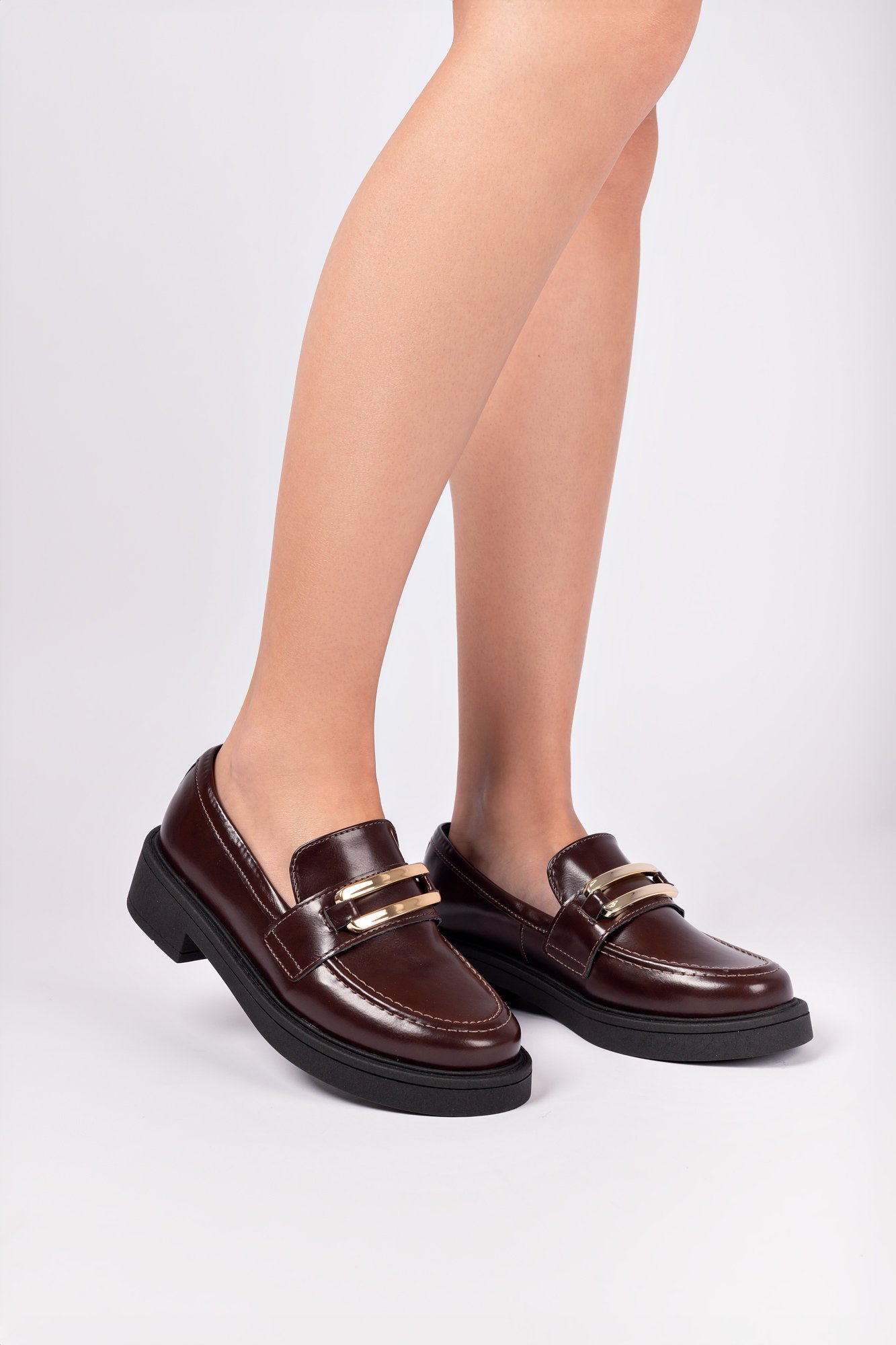 Loafer Emilia em PU com enfeite dourado Marrom 7