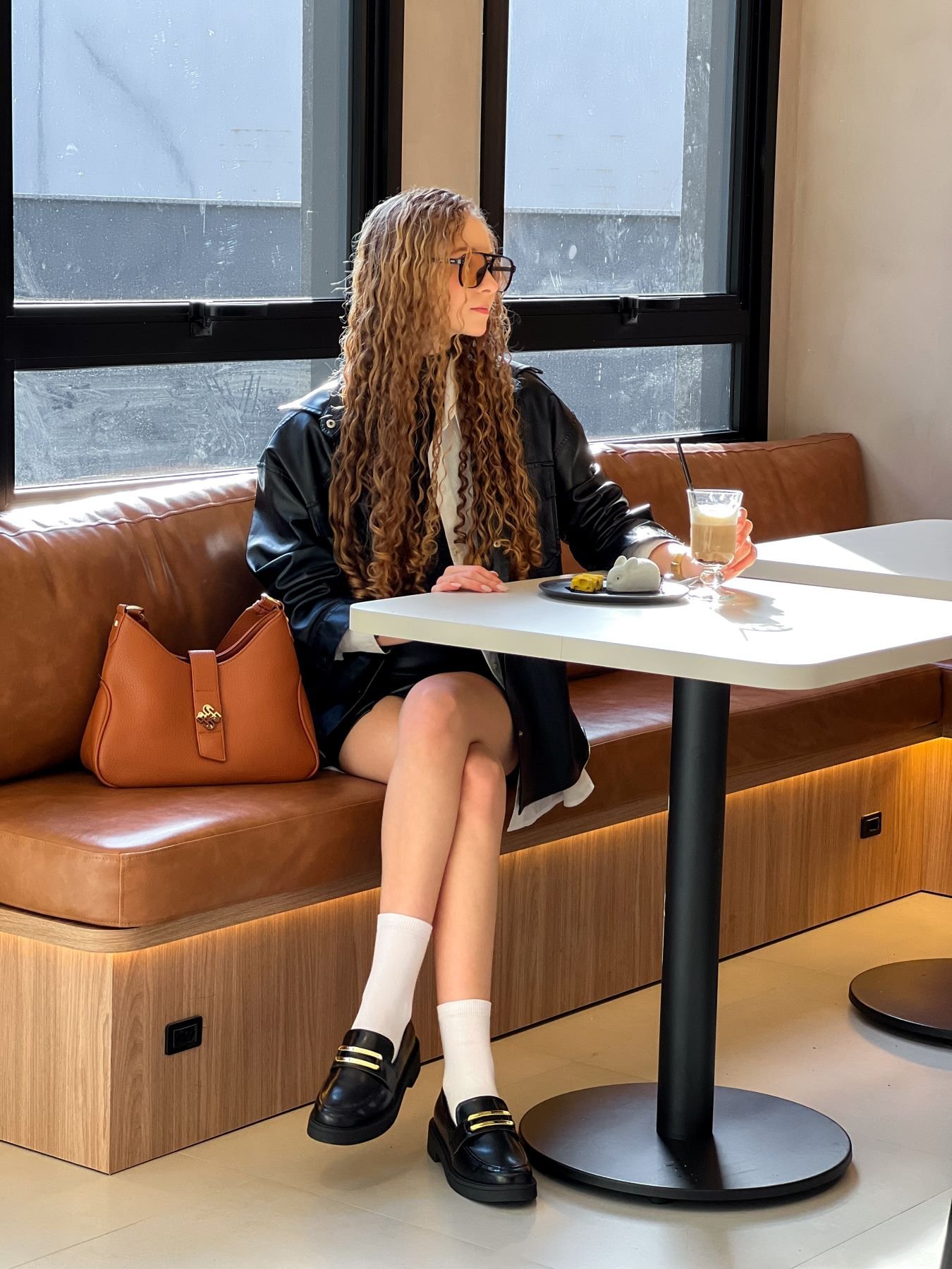 Loafer Emilia em PU com enfeite dourado Marrom 5