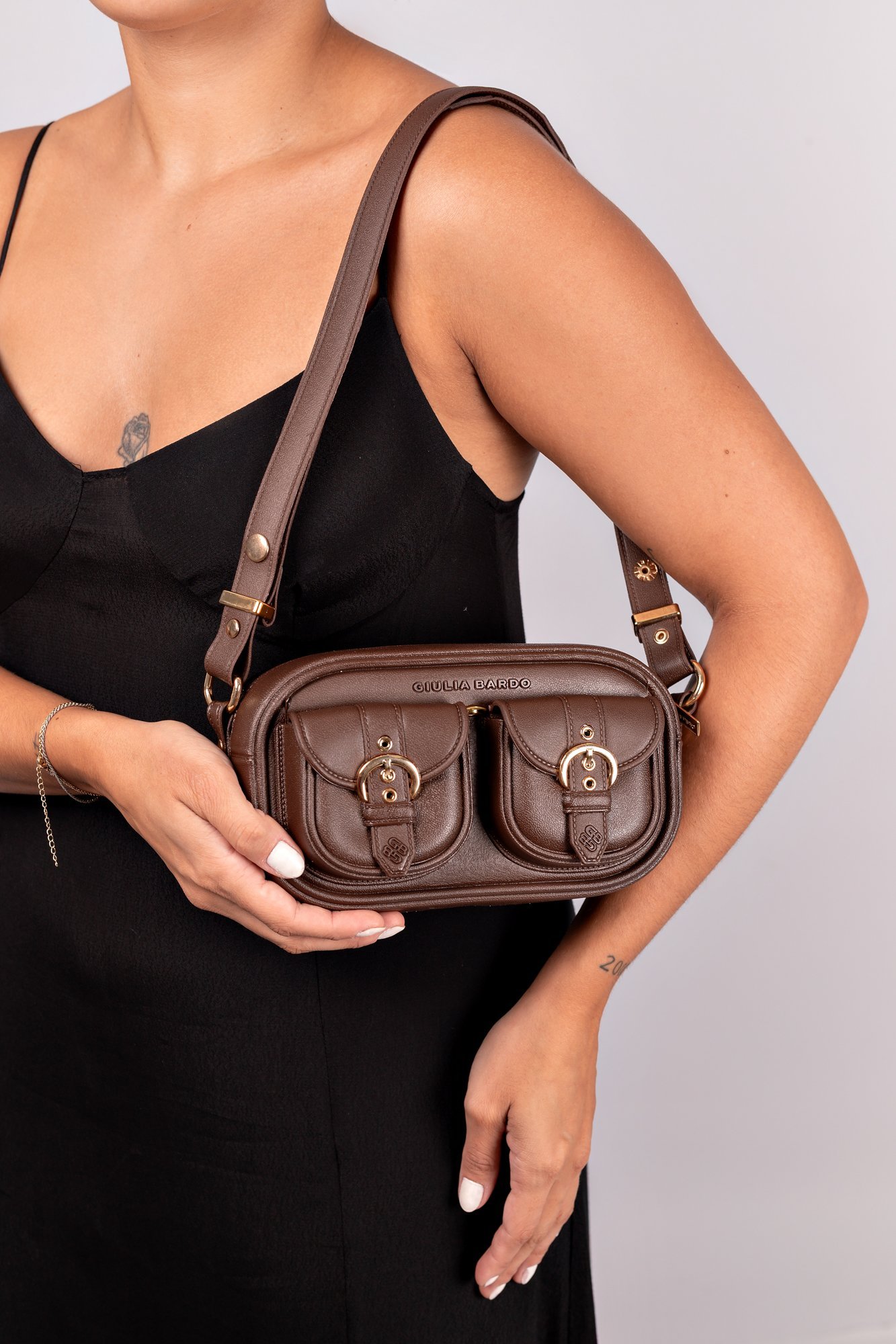 Bolsa Taylor de Ombro Transversal em PVC Marrom 2