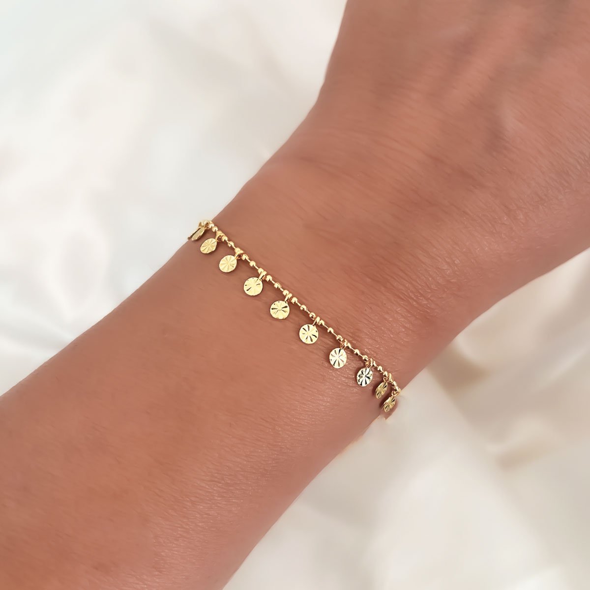 Pulseira Medalhas Pequenas Diamantadas Banhada a Ouro 18k Semijoia Dourado 3