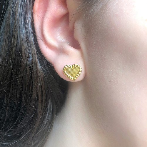 Brinco Coracao Estampado Folheado A Ouro 18k Dourado 2