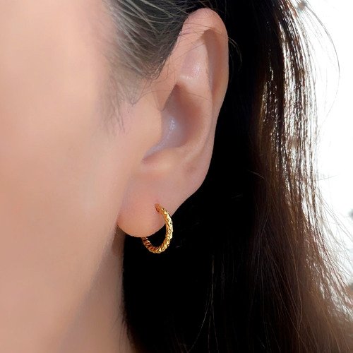 Brinco Argolinha Pequena Trabalhada Folheado A Ouro 18k Dourado 2