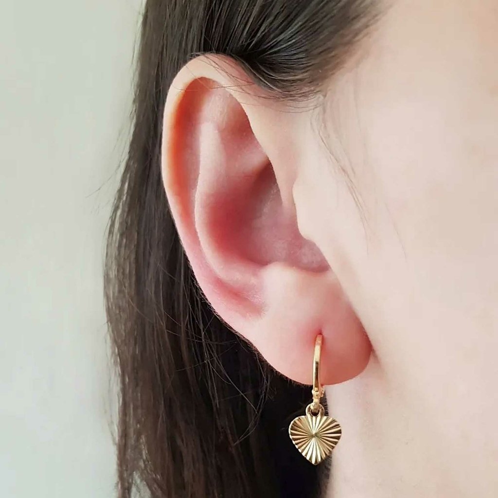 Brinco Argolinha de Encaixe Coracao Riscadinho Folheado a Ouro 18K Semijoia Dourado 3