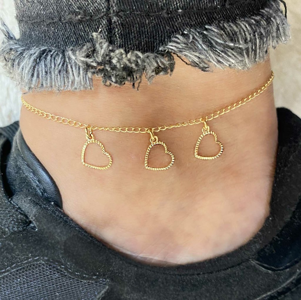 Tornozeleira Corrente e Coracao Vazado Riscadinho Banhada Ouro 18k Semijoia Dourado 2