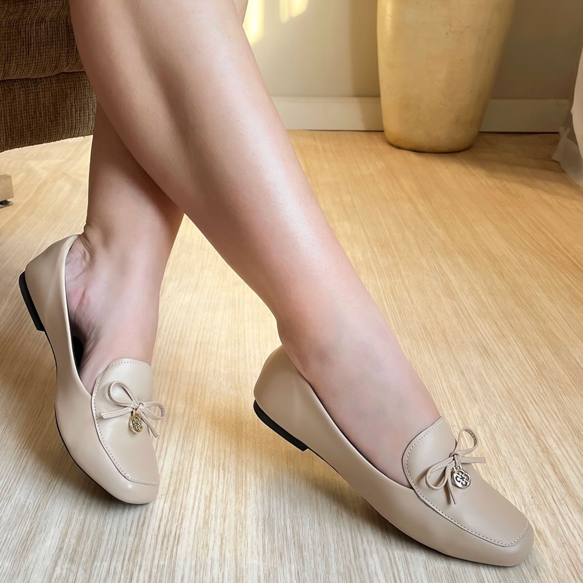 Mocassim Feminino Bico Quadrado  Detalhe Laco e Enfeite Dourado Bege 2