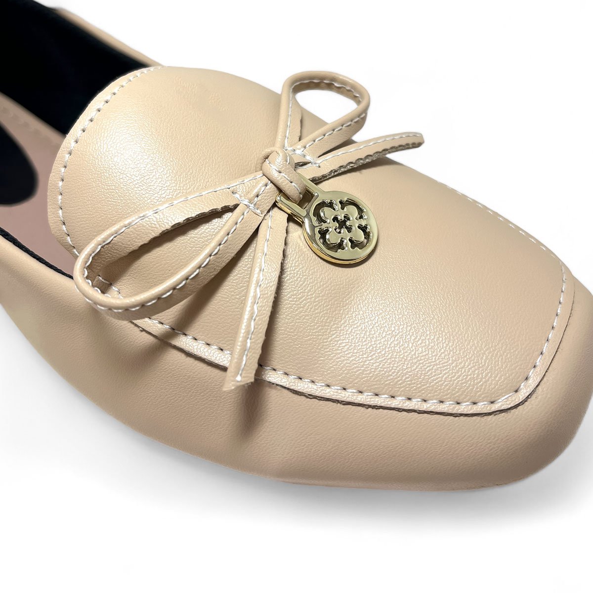 Mocassim Feminino Bico Quadrado  Detalhe Laco e Enfeite Dourado Bege 4