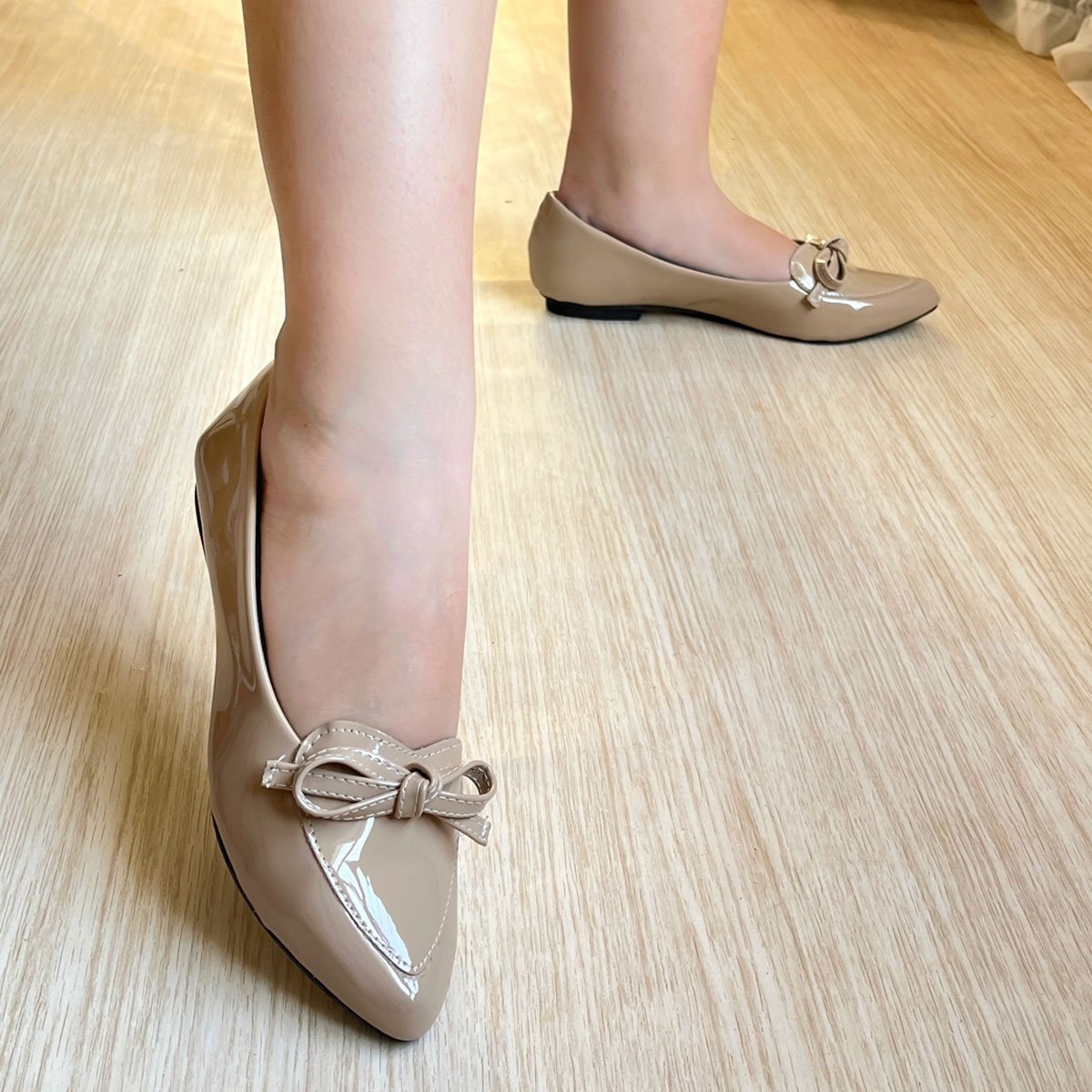 Sapatilha Mocassim Feminino Verniz Bico Fino Detalhe Laco Bege 3