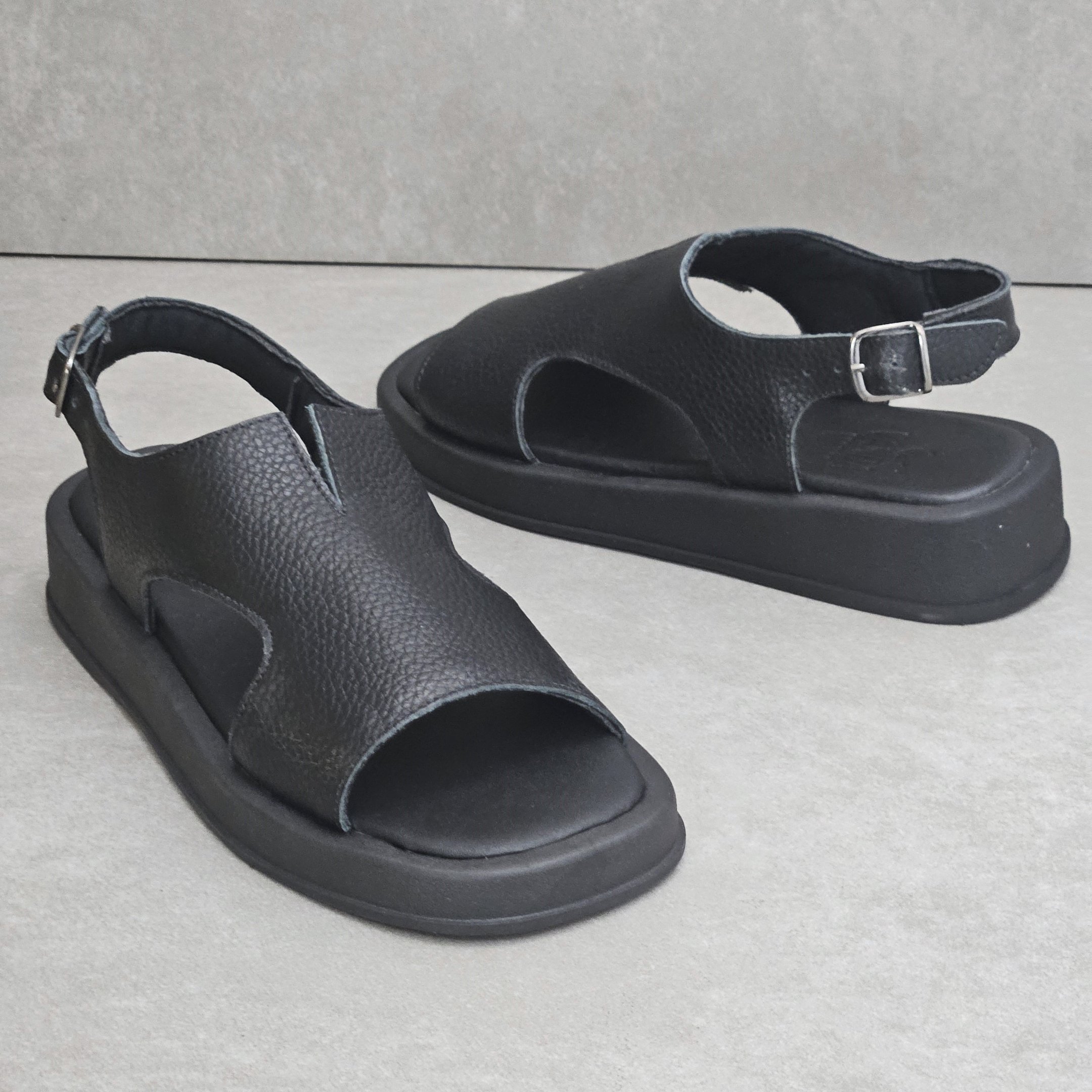 Sandália Feminina Zimbauê Flat Em Couro - Preto Preto 3