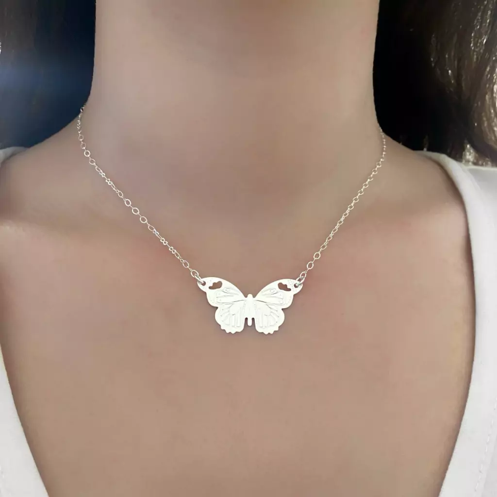 Colar Borboleta em Relevo Banhado a Prata Prata 2