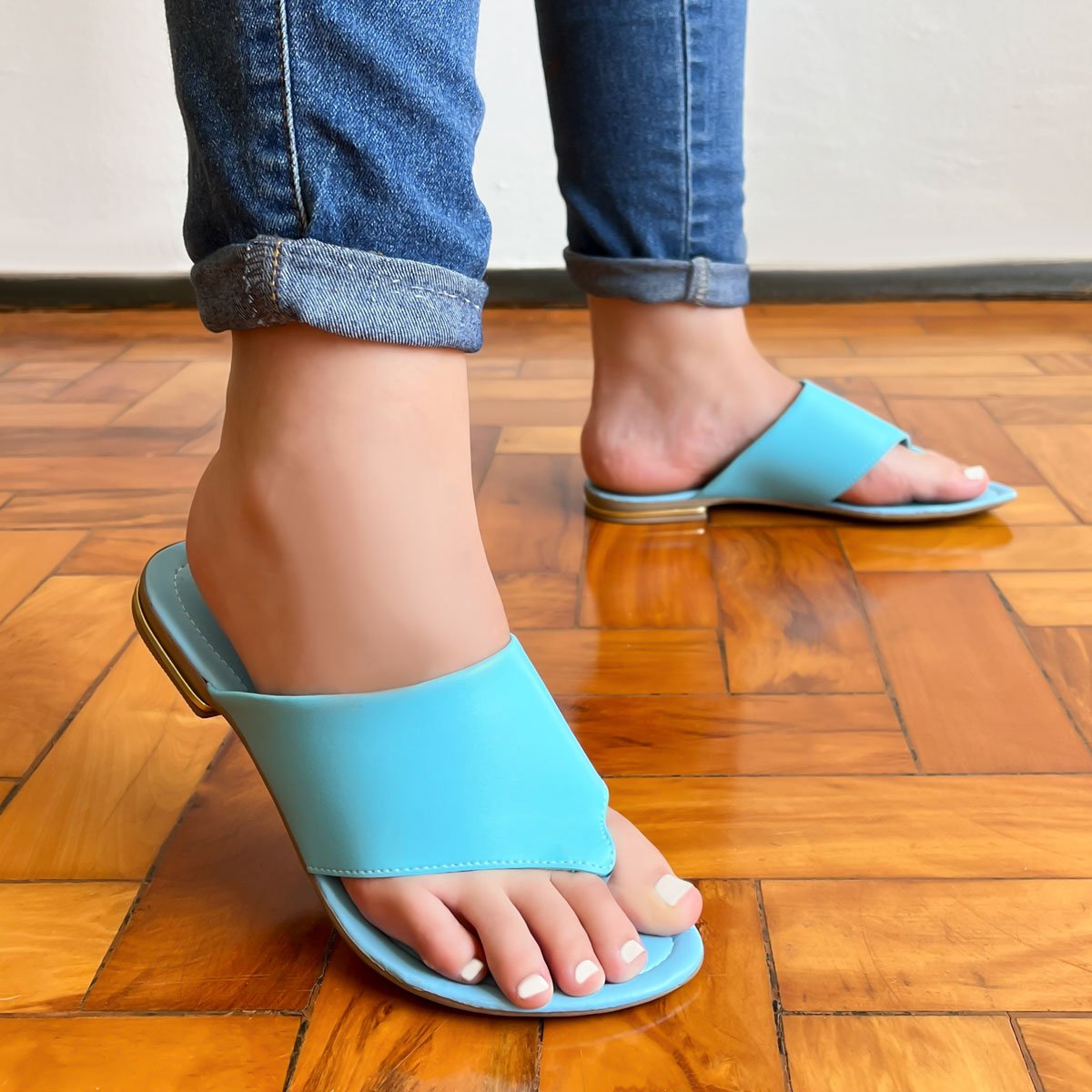 Rasteira Feminina Azul Tira Larga com Detalhe Dourado Azul 2