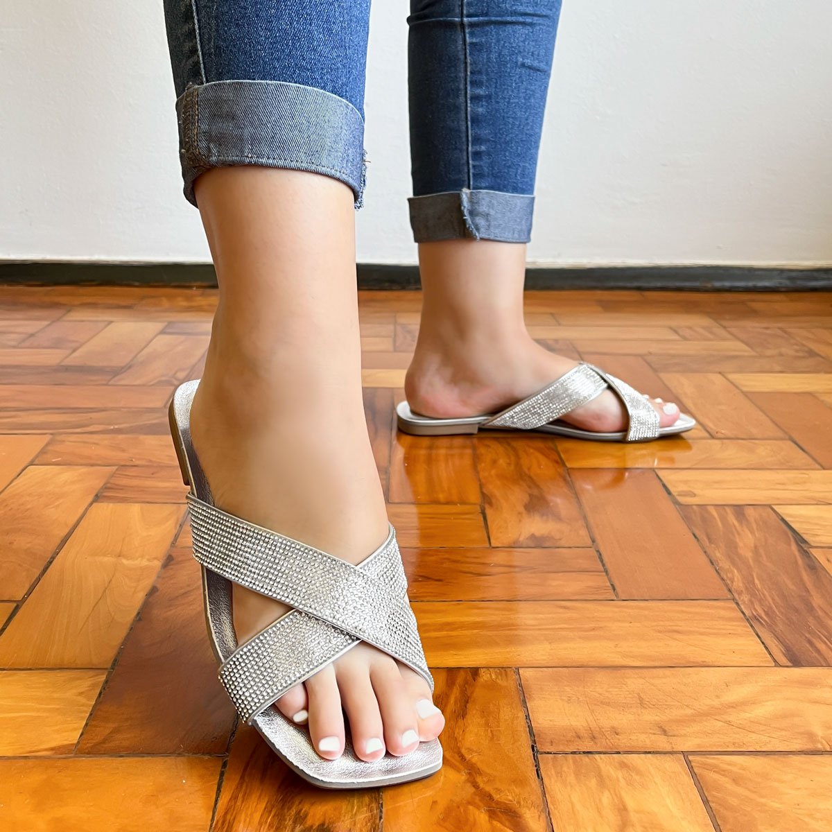 Rasteira Feminina Prata Metalizada Tiras Cruzadas Strass Prata 2