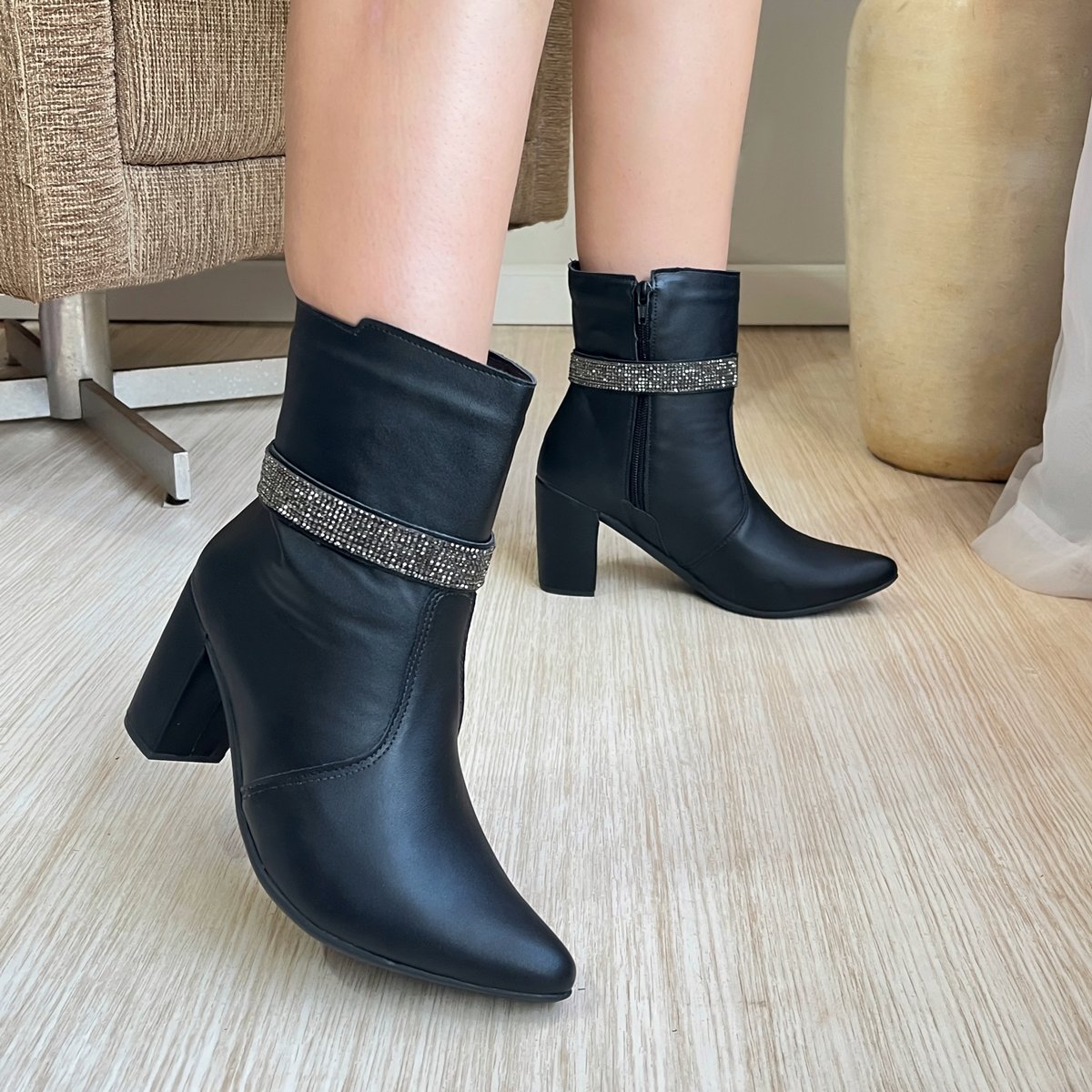 Bota Feminina Preta Tira Strass Cano Curto Bico Fino Salto Bloco Grosso Preto 3