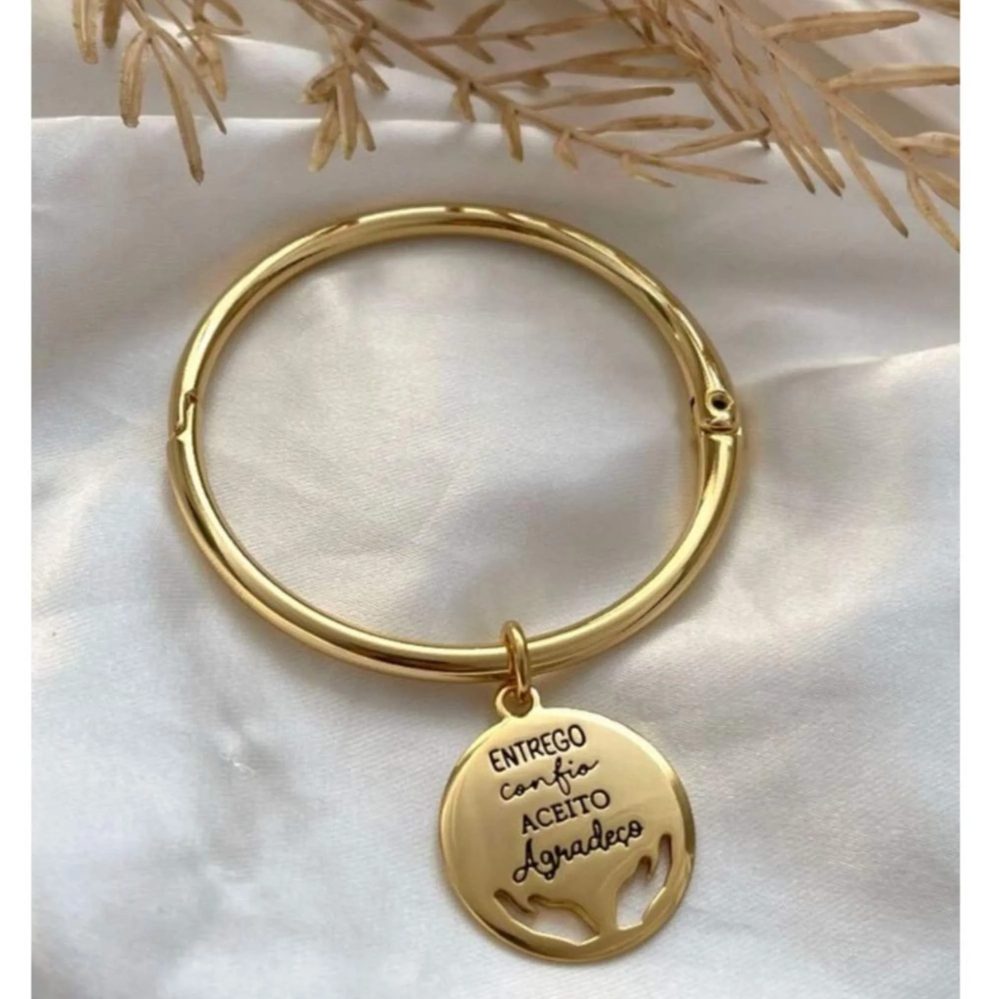 Bracelete Medalha Entrego e Confio - Banhado em Ouro 18k Dourado 1