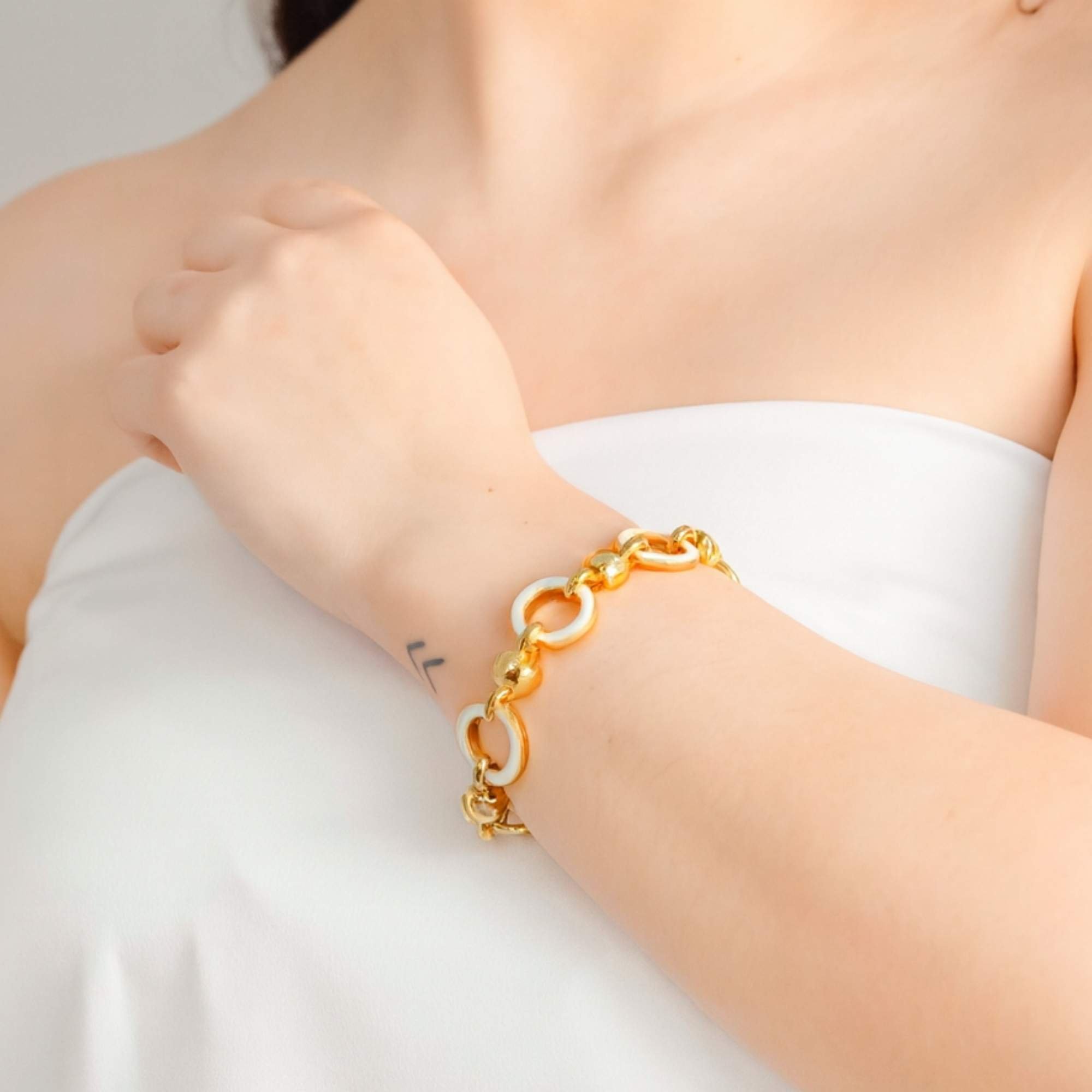 Pulseira Elos Brancos Verão - Banhada em Ouro 18k Dourado 2