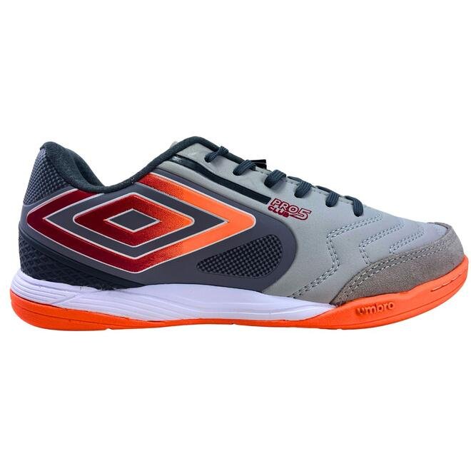 Chuteira Futsal Umbro Pro 5 Bump Club Prata/Grafite/LRJF Cinza/Laranja 1