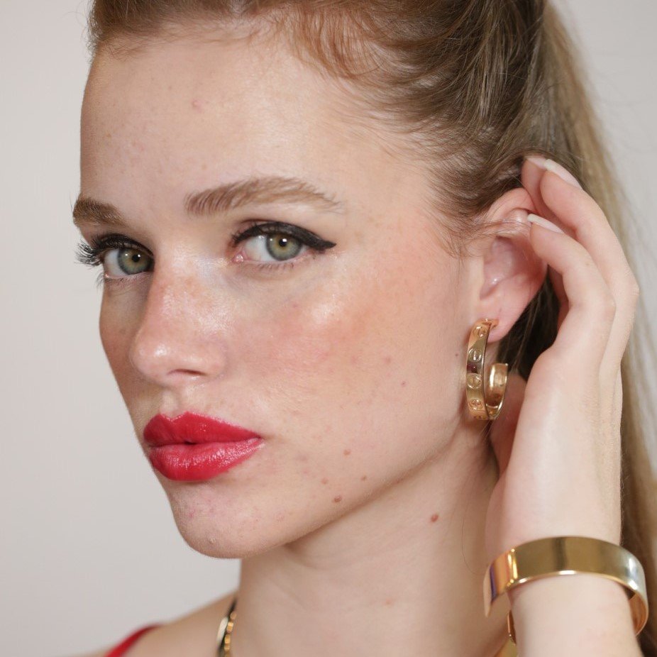 Brinco Argola com Detalhes Semijoia Banhado a Ouro 18K Irene Dourado 2