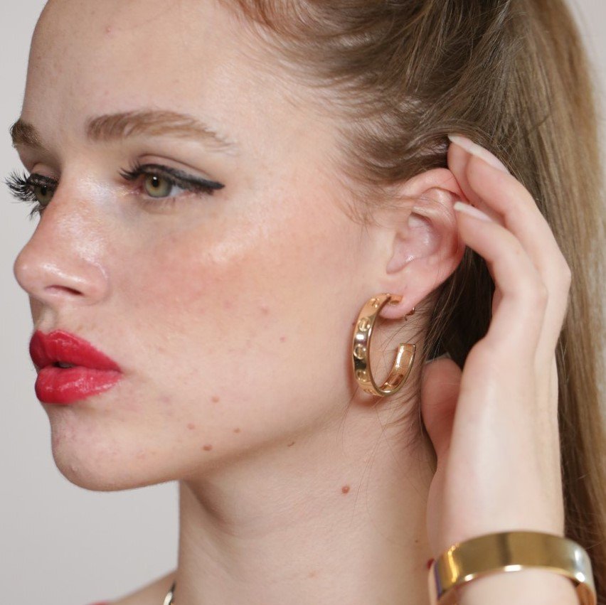 Brinco Argola com Detalhes Semijoia Banhado a Ouro 18K Irene Dourado 3