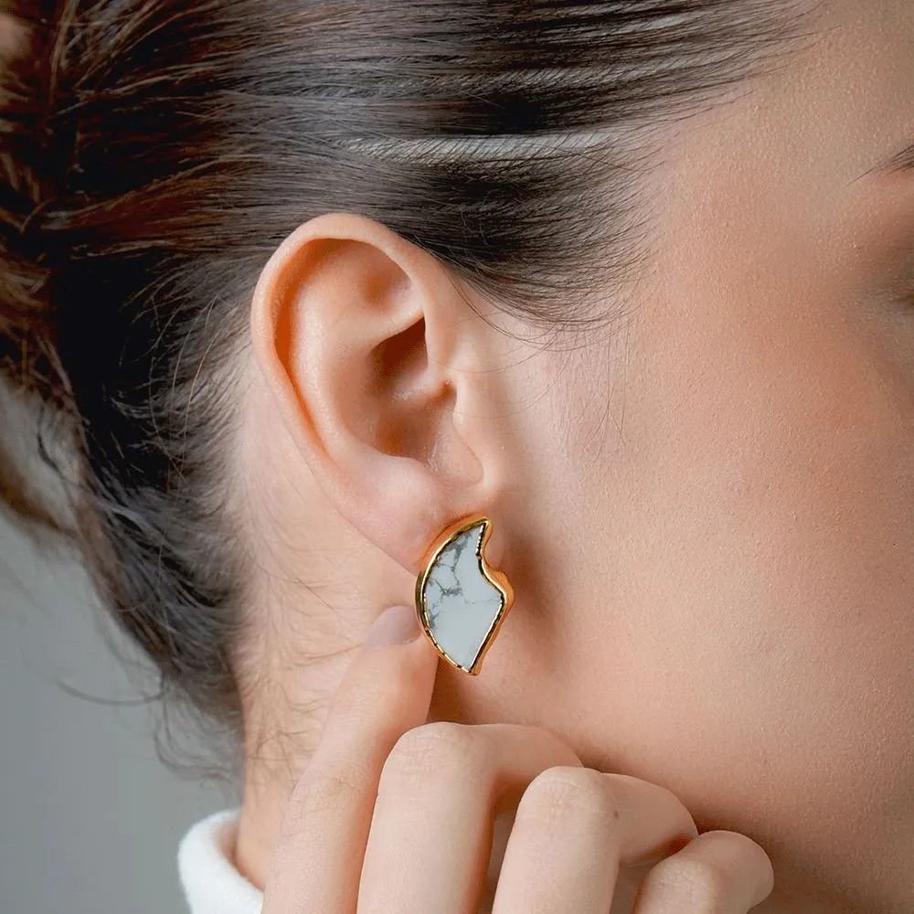 Brinco Contemporâneo Pedra Natural Howlita Semijoia Banhado a Ouro 18K Ania Store Dourado 2