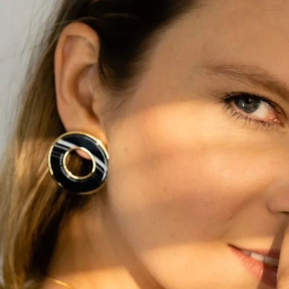 Brinco Redondo Vazado Pedra Natural Ágata Preta Semijoia Banhado a Ouro 18K Ania Store Preto 2