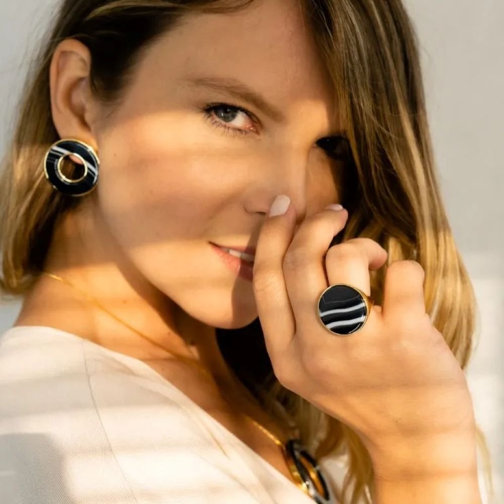 Brinco Redondo Vazado Pedra Natural Ágata Preta Semijoia Banhado a Ouro 18K Ania Store Preto 3